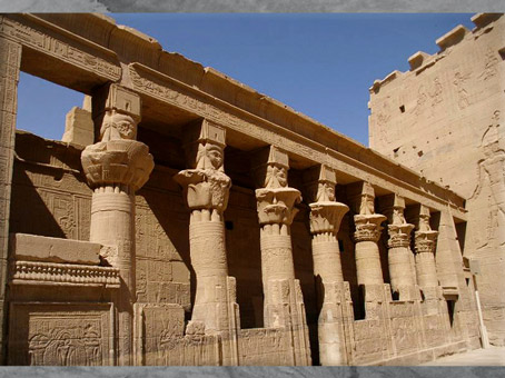 D'après les colonnes à motifs végétaux et hathoriques, temple de Philae, XXXe dynastie-époque romaine, Aguilkia, Assouan, Égypte Ancienne. (Marsailly/Blogostelle)