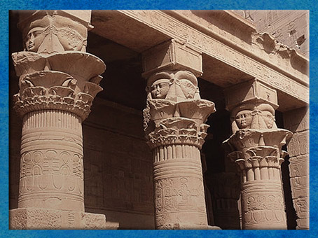 D'après les chapiteaux hathoriques, temple de Philae, XXXe dynastie-époque romaine, Aguilkia, Assouan, Égypte Ancienne. (Marsailly/Blogostelle)