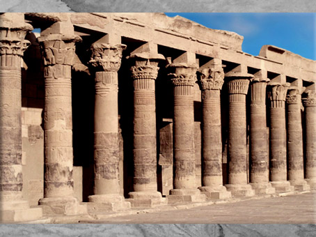 D'après la colonnade de la cour, temple de Philae, XXXe dynastie-époque romaine, Aguilkia, Assouan, Égypte Ancienne. (Marsailly/Blogostelle)