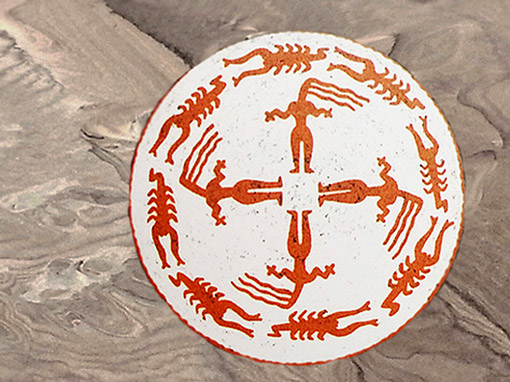 D'après une coupe, silhouettes à longues chevelures, terre cuite peinte, Samarra, vers 5000 avjc, Tell es-Sawwan, Irak actuel, Mésopotamie, néolithique. (Marsailly/Blogostelle)