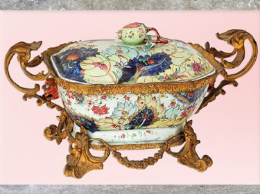 D’après une porcelaine chinoise, époque de Qianlong, vers 1735 -1796, dynastie Qing, Chine, sur bronze doré, XVIIIe siècle, style Rocaille. (Marsailly/Blogostelle)
