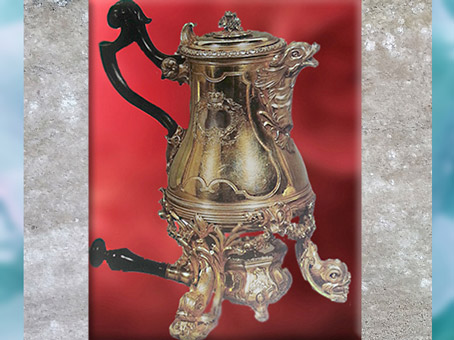 D’après une chocolatière et son réchaud, de l'orfèvre Henry-Nicolas Cousinet, argent doré, 1729, cadeau de Louis XV à la reine Marie Leczinska, style Rocaille, XVIIIe siècle, France. (Marsailly/Blogostelle)