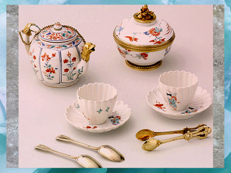 D’après des porcelaines de Chine et du Japon, monture argent doré, de Henry-Nicolas Cousinet, 1729, vaisselle de Marie Leczinska offerte par son époux Louis XV, style Rocaille, XVIIIe siècle, France. (Marsailly/Blogostelle)