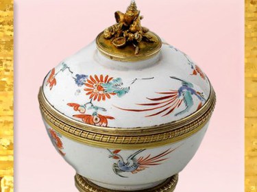 D’après un sucrier en porcelaine du Japon, monture argent doré, de Henry-Nicolas Cousinet, 1729, cadeau de Louis XV à la reine Marie Leczinska, style Rocaille, XVIIIe siècle, France. (Marsailly/Blogostelle)