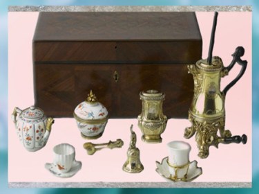 D'après le nécessaire à thé, à café et à chocolat de Marie Leczinska, cadeau du roi Louis XV à son épouse, de Henri-Nicolas Cousinet, 1729, style Rocaille, XVIIIe siècle, France. (Marsailly/Blogostelle)