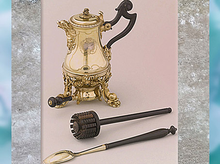 D’après la chocolatière et accessoires, vermeil (argent doré), de l'orfèvre Henry-Nicolas Cousinet, 1729, cadeau de Louis XV à la reine Marie Leczinska, style Rocaille, XVIIIe siècle, France. (Marsailly/Blogostelle)