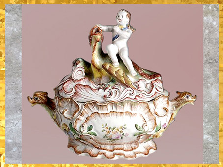 D’après une soupière, Cupidon et dragon, faïence, vers 1755, Jacques Chapelle, manufacture de Sceaux, France, XVIIIe siècle, période Rocaille. (Marsailly/Blogostelle)