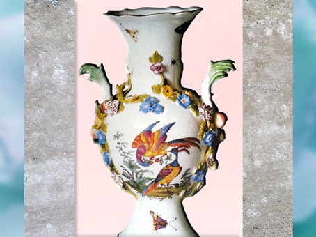 D’après un vase, fleurs et paons, porcelaine dure de Meissen, à décor peint, vers 1750, Saxe, XVIIIe siècle, période Rocaille. (Marsailly/Blogostelle)