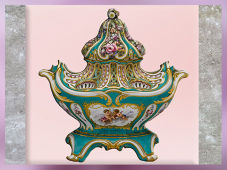 D’après un pot-pourri en forme de gondole, porcelaine à pâte tendre, vers 1756–1757, objet de Madame de Pompadour, maîtresse de Louis XV, manufacture de Sèvres, XVIIIe siècle, France, style Rocaille. (Marsailly/Blogostelle)