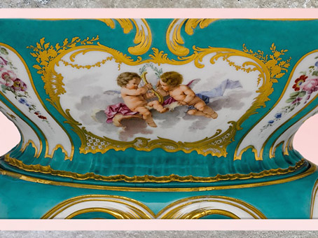 D’après un pot-pourri, cupidons, détail, porcelaine à pâte tendre, vers 1756–1757, objet de Madame de Pompadour, maîtresse de Louis XV, manufacture de Sèvres, XVIIIe siècle, France, style Rocaille. (Marsailly/Blogostelle)