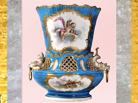 D’après un vase à anses dauphins, porcelaine tendre et bronze doré, signé du peintre Charles-Nicolas Dodin (selon Boucher), 1755, manufacture royale de Vincennes-Sèvres, style Rocaille, XVIIIe siècle, France. (Marsailly/Blogostelle)