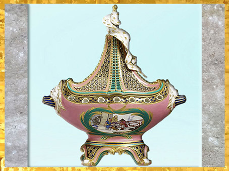  D’après un pot-pourri vaisseau à mât, de Charles-Nicolas Dodin, selon Jean-Claude Duplessis, porcelaine tendre et dorure, manufacture de Sèvres, XVIIIe siècle France, période Rocaille. (Marsailly/Blogostelle)