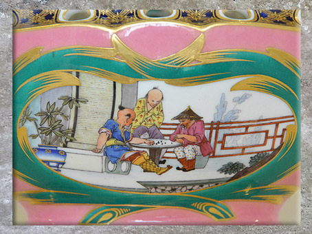 D’après un pot-pourri, détail chinoiserie, de Charles-Nicolas Dodin, porcelaine tendre et dorure, manufacture de Sèvres, XVIIIe siècle France, période Rocaille. (Marsailly/Blogostelle)