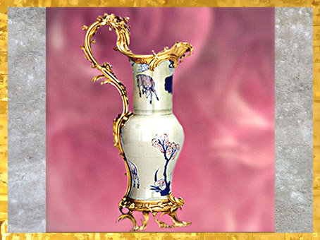 D'après une aiguière en porcelaine chinoise, monture en bronze, style Rocaille, France, XVIIIe siècle. (Marsailly/Blogostelle)