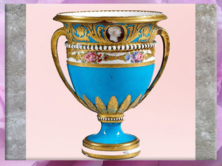 D’après le service de porcelaine de la tsarine Catherine II, vase, ouvrage de la manufacture de Sèvres, 1776 -1779, France, XVIIIe siècle. (Marsailly/Blogostelle)