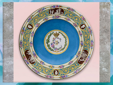 D’après le service de porcelaine de la tsarine Catherine II, assiette, vase, ouvrage de la manufacture de Sèvres, 1776 -1779, France, XVIIIe siècle. (Marsailly/Blogostelle)