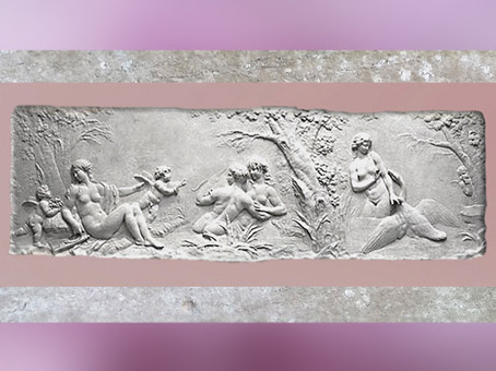 D’après Vénus et les nymphes désarmant l'Amour, Léda séduite par Jupiter en cygne, bas-relief, de Clodion, 1782, marbre, hôtel de Besenval, Paris, France XVIIIe siècle, Néoclassique. (Marsailly/Blogostelle)