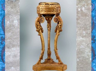 D’après une athénienne (trépied inspiré de l'antique), selon un dessin de Jean-Henri Eberts, 1773, pin sculpté et doré, laiton et bronze doré, XVIIIe siècle, France, style Néoclassique. (Marsailly/Blogostelle) 