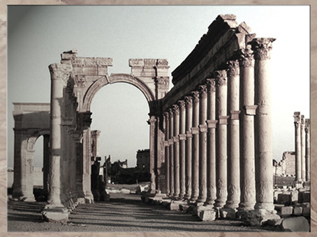 D'après l'arc et la colonnade, vestiges détruits de la cité de Palmyre, Ier-IIIe siècle, Syrie. (Marsailly/Blogostelle)