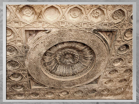 D'après un décor floral, plafond sculpté, temple de Baal, Ier-IIIe siècle, antique Palmyre, Syrie. (Marsailly/Blogostelle)