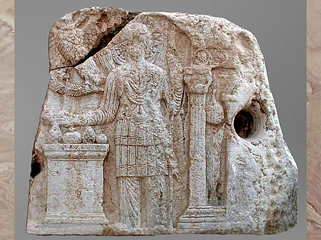 D'après scène cultuelle, Malakbêl, autel, grenades et pommes de pin, sanctuaire de Malakbel et Aglibôl, temple de Baal, Ier- IIIe siècle, antique Palmyre, Syrie. (Marsailly/Blogostelle)