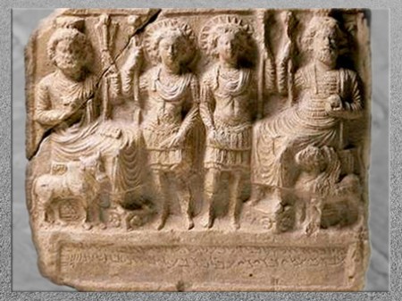 D'après Bêl-Baal, Baalshamîn, Yarhibôl et Aglibôl, relief dédié par Ba'alay à Bêl, daté janvier 121, calcaire, temple de Baalshamîn, IIe siècle, Palmyre, Syrie. (Marsailly/Blogostelle)