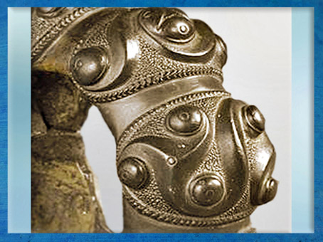 D'après des motifs de triskèles, bracelet, bronze, IIIe siècle avjc, Tarn, France, La Tène, Gaule celtique, âge du Fer. (Marsailly/Blogostelle)