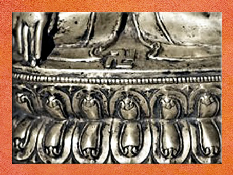 D'après une statue tibétaine, Tonpa Shenrab, socle à  frise de nagas et svastika, cuivre doré et argent, détail, XVe-XVIe siècle, Extrême-Orient. (Marsailly/Blogostelle) 