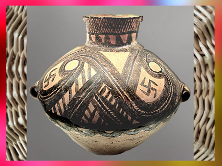 D’après une céramique peinte, à motif de svastika, culture Majiayao, Gansu, vers 2600-2300 avjc, période Néolithique, Chine ancienne. (Marsailly/Blogostelle)