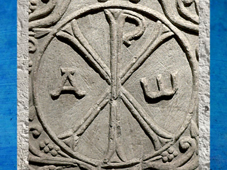 D'après le Chrisme, alpha et oméga, cuve du sarcophage de Drausin, marbre, Soissons, VIe siècle apjc, époque Mérovingienne. (Marsailly/Blogostelle)