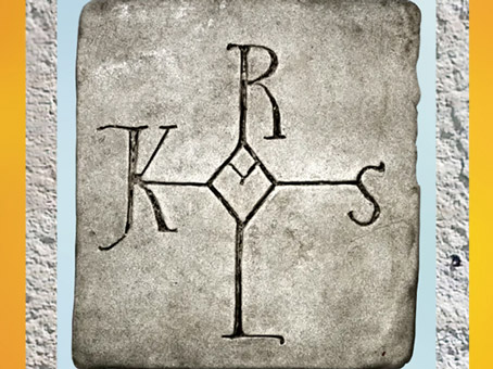 D'après le monogramme de Charlemagne, pierre gravée, début XXe siècle, sur le modèle d'un codex du Xe siècle médiéval. (Marsailly/Blogostelle)