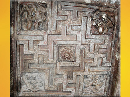 D'après le motif du svastika, grottes de Badami, période Chalukyas, VIe-VIIIe siècle, Karnataka, Inde ancienne. (Marsailly/Blogostelle)