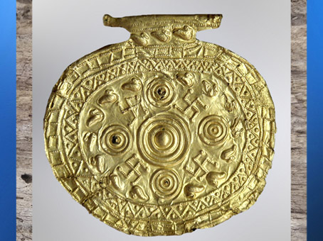 D'après des tourbillons circulaires et svastikas, bijou étrusque, VIIe siècle avjc, période Étrusque, Italie. (Marsailly/Blogostelle)