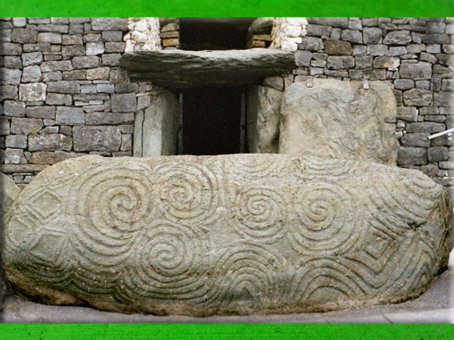 D'après des triskèles et spirales, mégalithe gravée, Newgrange, Irlande, période Néolithique. (Marsailly/Blogostelle)