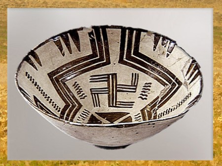 D'après un décor tournoyant et svastika, céramique peinte, Samarra, vers 5000 avjc, Mésopotamie, Orient ancien. (Marsailly/Blogostelle) 