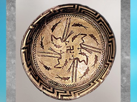 D'après une coupe en terre cuite, svastika et ronde de poissons, IVe millénaire avjc, Suse, Orient ancien néolithique.  (Marsailly/Blogostelle) 