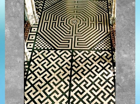 D’après le labyrinthe d'Amiens, motif du svastika, 1270, cathédrale Gothique, XIIIe siècle, France, période médiévale. (Marsailly/Blogostelle)