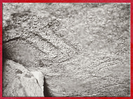 D’après une double hache gravée, Table des Marchand, Locmariaquer, Gravinis, Bretagne, France, période Néolithique. (Marsailly/Blogostelle)