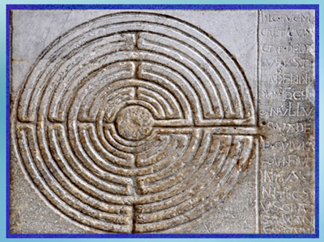 D’après un petit labyrinthe, cathédrale de Lucques, pilier gravé, façade, XIe siècle, Toscane, Italie, art médiéval. (Marsailly/Blogostelle)
