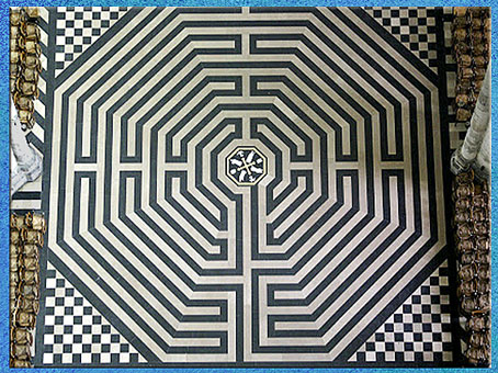 D'après le labyrinthe de la cathédrale d’Amiens, et sa pierre centrale,  1220-1269, XIIIe siècle, style Gothique, art médiéval. (Marsailly/Blogostelle)