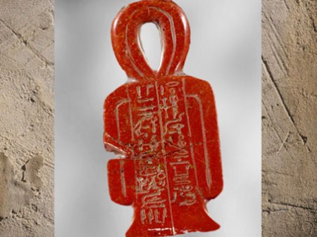 D’après le nœud Tit de la déesse Isis, amulette au nom de Sarbykhyna dit Iby, XVIIIe dynastie, Nouvel Empire, Égypte ancienne. (Marsailly/Blogostelle)