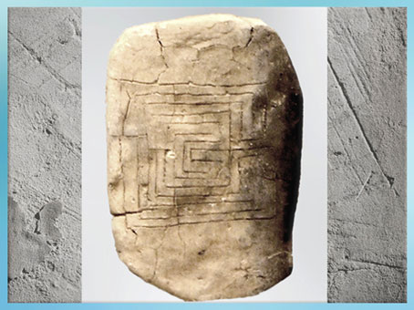 D’après un graphisme de labyrinthe, tablette, terre cuite, revers, 1600-1200 avjc, cité de Pylos, civilisation mycénienne, Grèce antique. (Marsailly/Blogostelle)