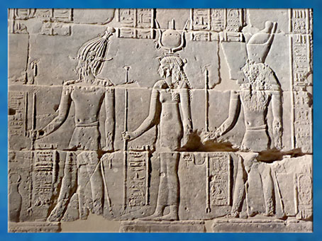 D'après la déesse Isis, Osiris et Horus, cour, temple de Philae, XXX dynastie-époque romaine, Aguilkia, Assouan. (Marsailly/Blogostelle)