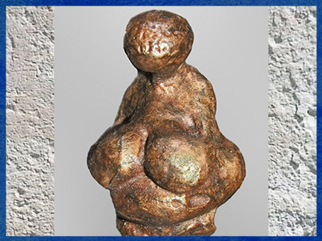 D'après la Vénus de Gagarino, ivoire sculpté, gravettien, vers 26 000 – 20 000 avjc, Ukraine, paléolithique supérieur. (Marsailly/Blogostelle)
