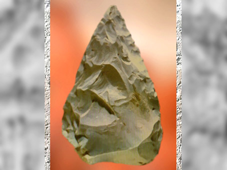 D'après un biface moustérien, silex taillé, paléolithique moyen. (Marsailly/Blogostelle)