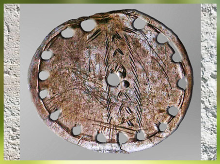 D'après une rondelle perforée et séries d'incisions, os, paléolithique supérieur. (Marsailly/Blogostelle)