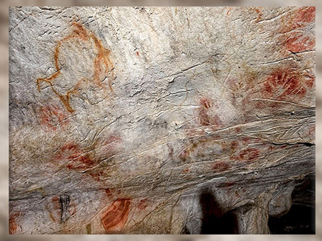 D'après un bison et mains en négatif, peintures, grotte d'El Castillo, vers 40 800 avjc, Puente Viesgo, Espagne, paléolithique. (Marsailly/Blogostelle)