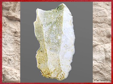 D'après un burin, silex taillé, gravettien, paléolithique supérieur. (Marsailly/Blogostelle)