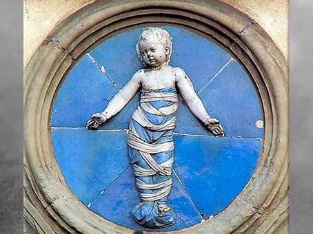 D’après les tondi d’Andrea della Robbia, faïence, enfants emmaillotés, façade de l’Hôpital des Innocents, XVe siècle, Florence, Quattrocento, Renaissance italienne. (Marsailly/Blogostelle)