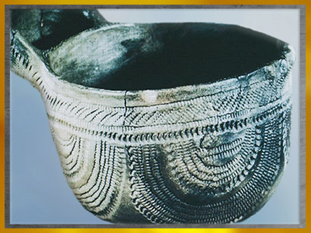 D'après une poterie, récipient à anse, terre cuite, décor imprimé, céramique cardiale, néolithique. (Marsailly/Blogostelle)